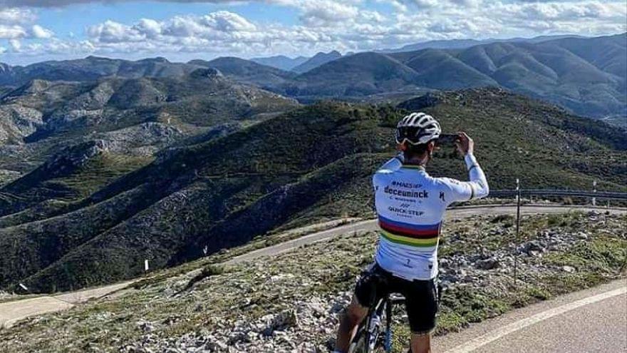 El ciclista francés Julian Alaphilippe, equipado con su maillot de campeón del mundo, en la cima de l&#039;Almiserà.