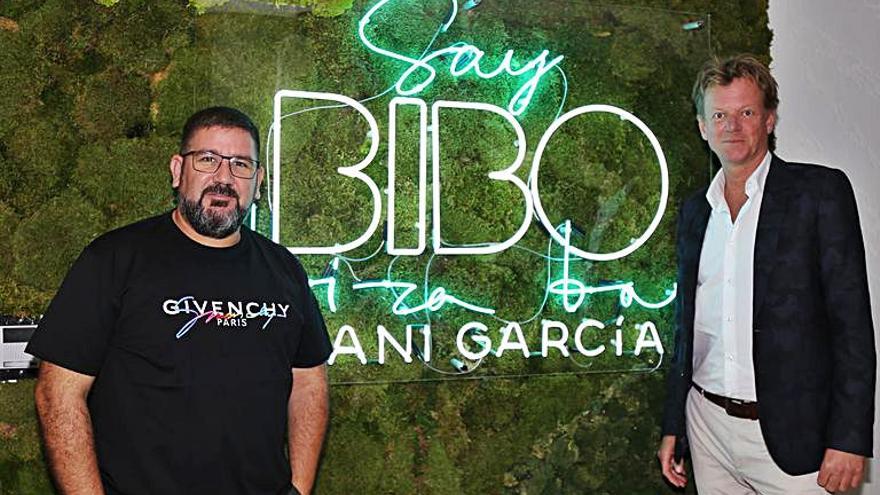 El chef malagueño Dani García con el director general de Nobu, Edwin Kramer. | JUAN SUÁREZ