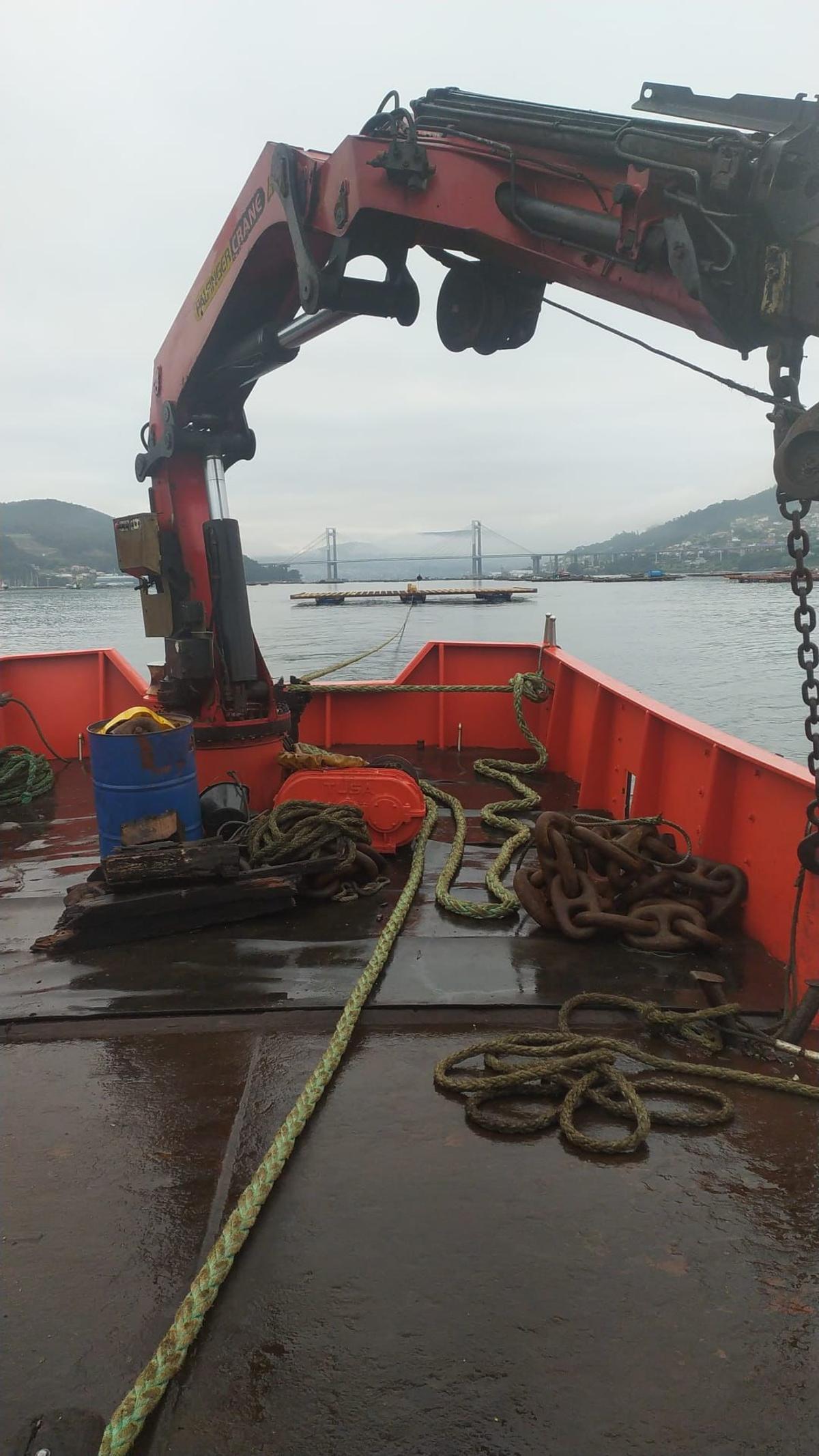 El traslado de una batea, remolacada por el barco &quot;Cuico&quot;, desde la ría de Vigo hacia la de Arousa.