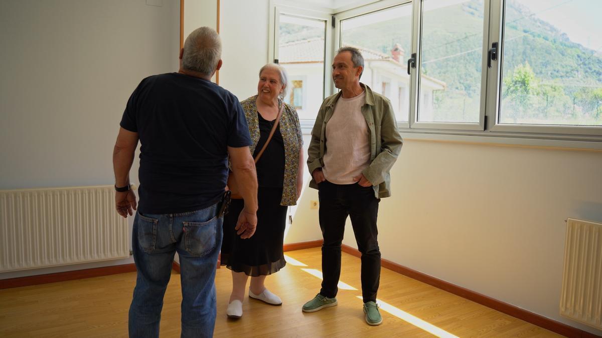 Zapico –derecha– durante su visita a Panes, este viernes.
