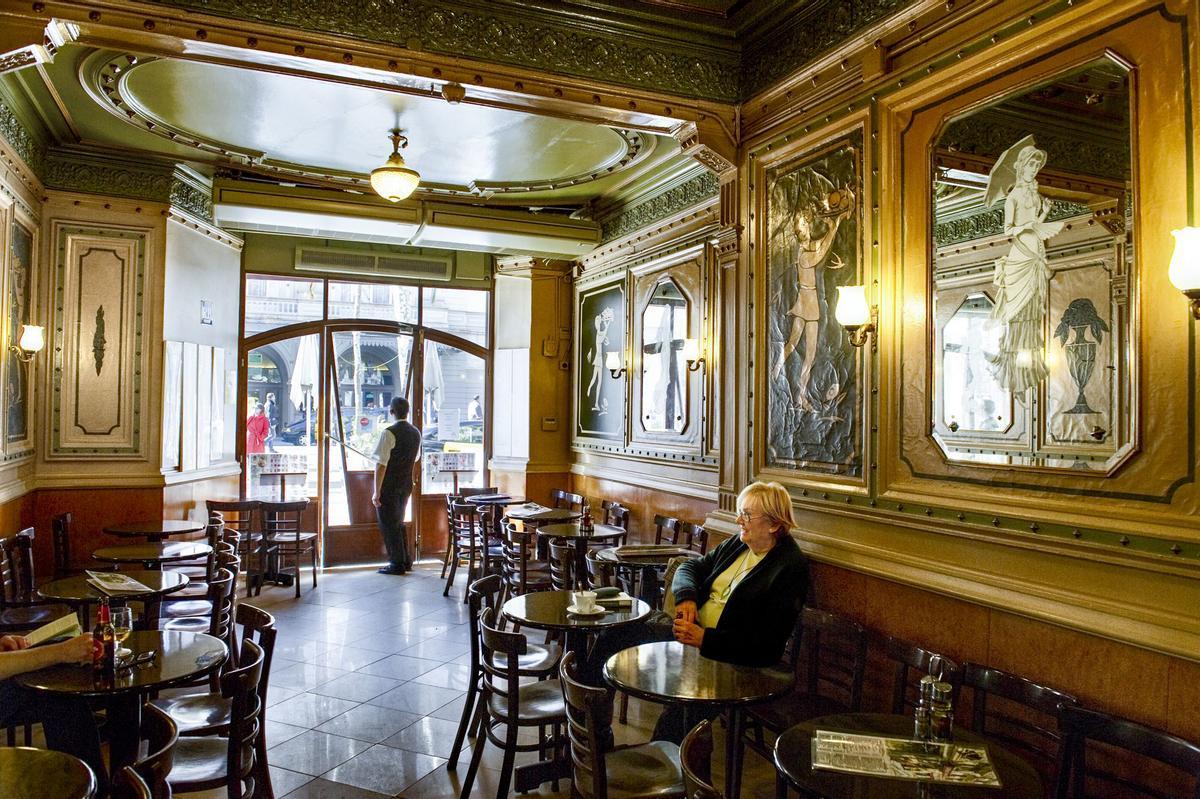 Café de la öpera, nacido con este nombre en 1929, pero sobre los cimientos y la decoración de un negocio anterior, de 1857, Chocolatería El Liceo.