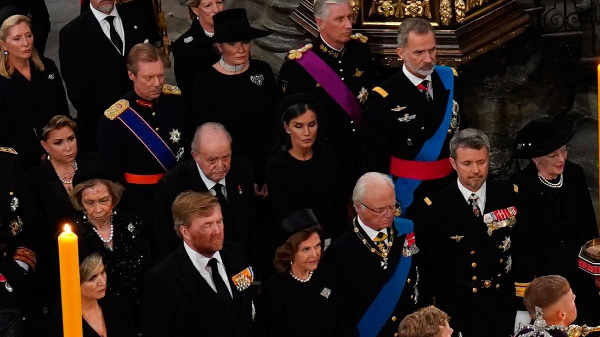 Los reyes Felipe VI y Letizia junto a los reyes eméritos Juan Carlos I y Sofía en el funeral de la reina Isabel II