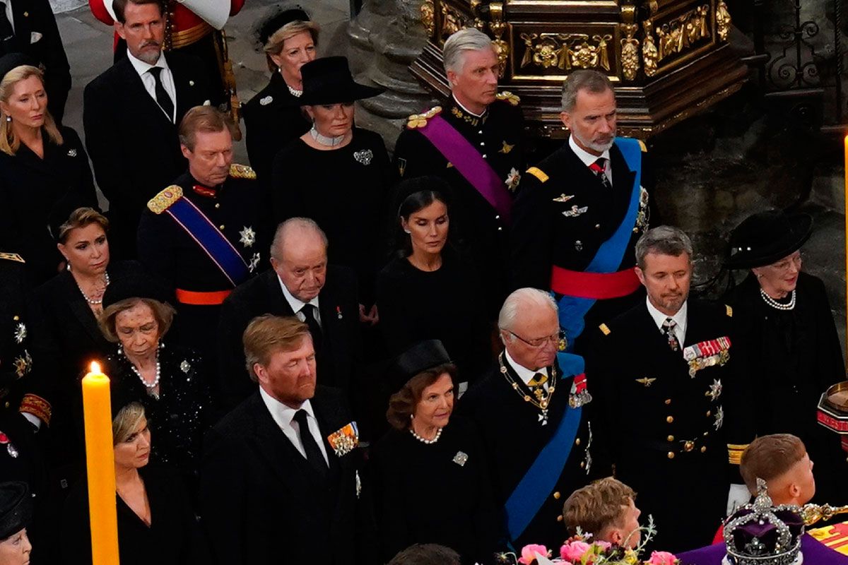 Los reyes Felipe VI y Letizia junto a los reyes eméritos Juan Carlos I y Sofía en el funeral de la reina Isabel II