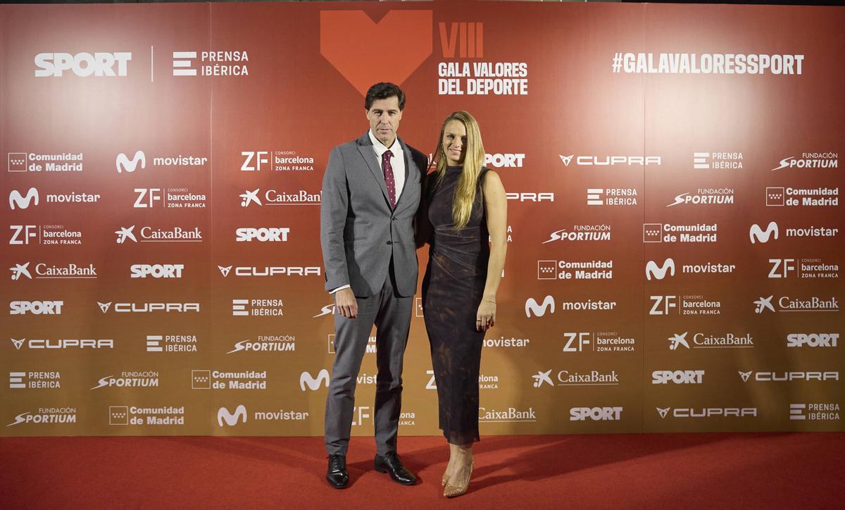 Raúl Chapado, presidente de la Real Federación Española de Atletismo y Jennifer Pareja, exjugadora de waterpolo, a su llegada a la VIII Gala Valores del Deporte 2025 del Diario Sport celebrada en la sede del Comité Olímpico Español.