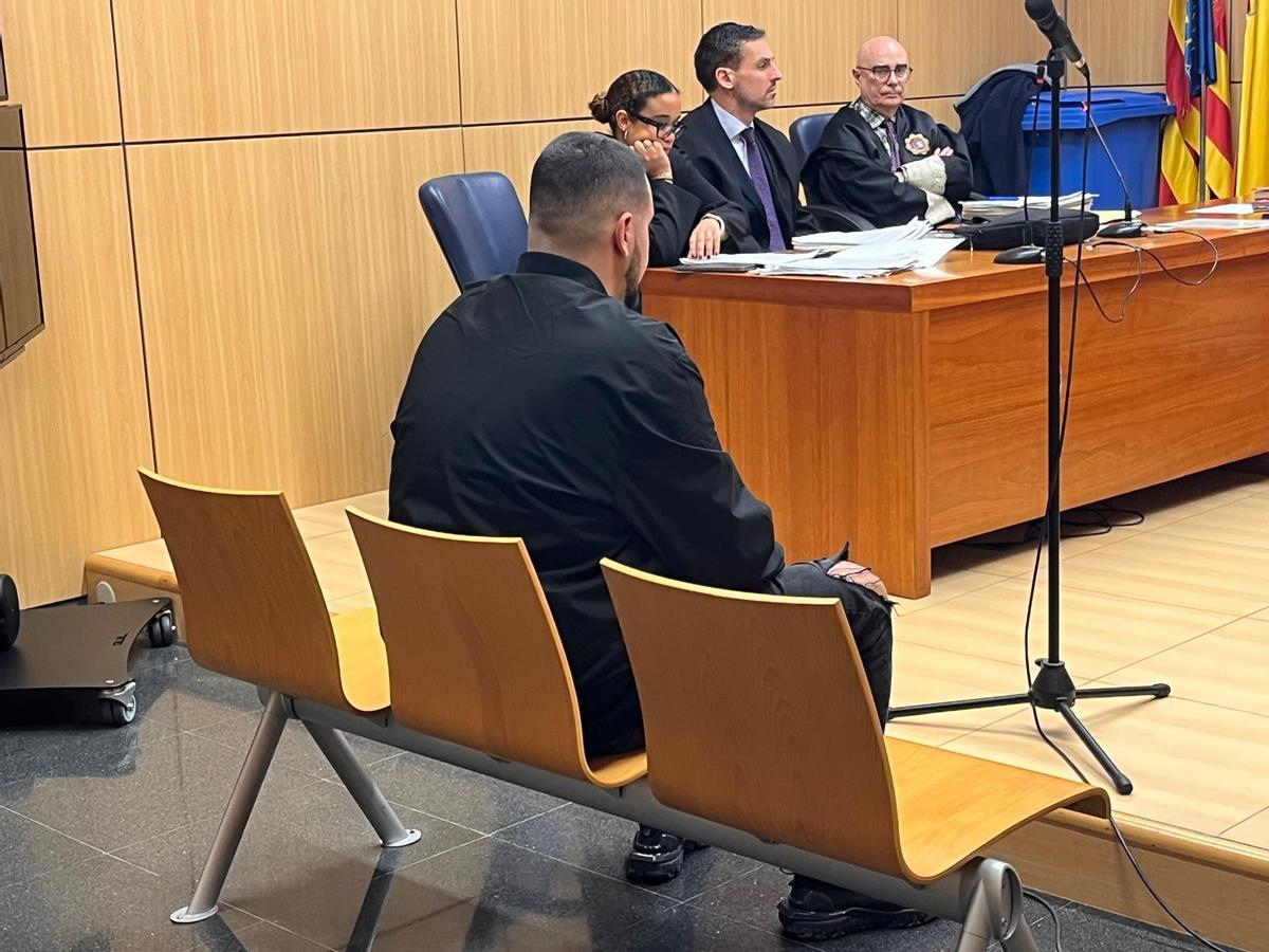 Eduardo H. M., el joven que causó el accidente en el que murió una niña de once años, durante el juicio celebrado este lunes en València.