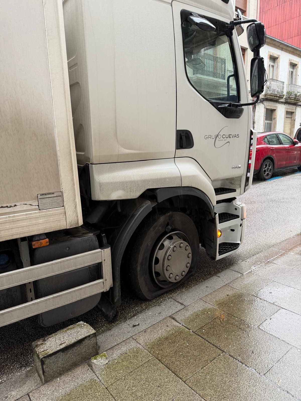 Rueda reventada del camión siniestrado en la rúa Monte Faro.