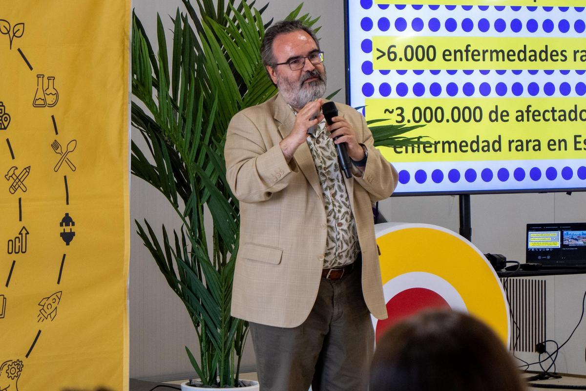 El investigador del Consejo Superior de Investigaciones Científicas (CSIC) en el Centro Nacional de Biotecnología (CNB), Lluís Montoliu, realizó una ponencia sobre enfermedades raras