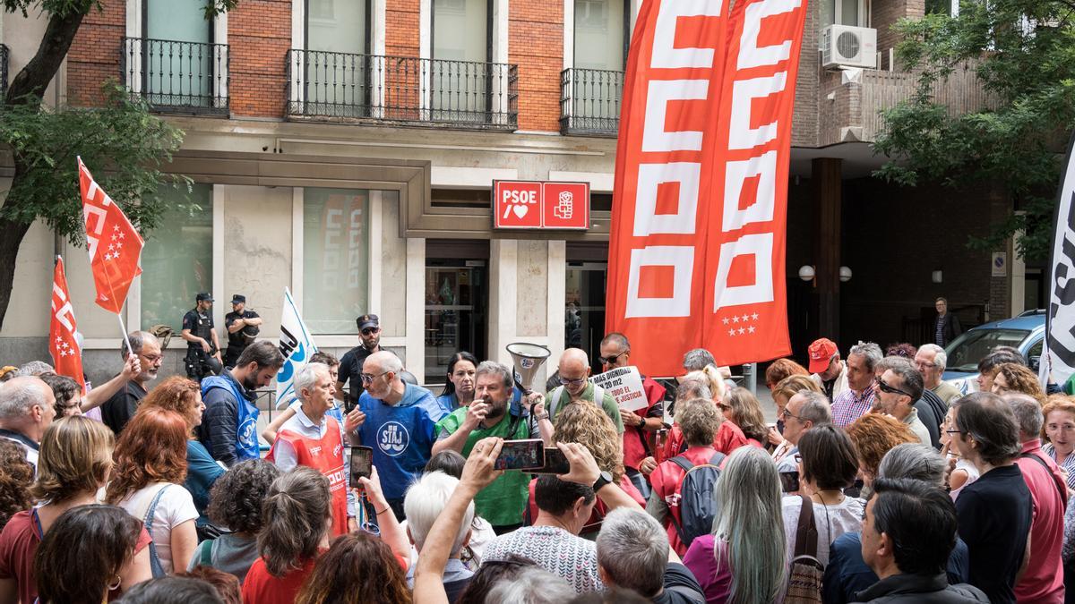 Funcionarios de justicia protestan frente a la sede nacional del PSOE de la calle Génova, a 9 de junio de 2023, en Madrid (España).
