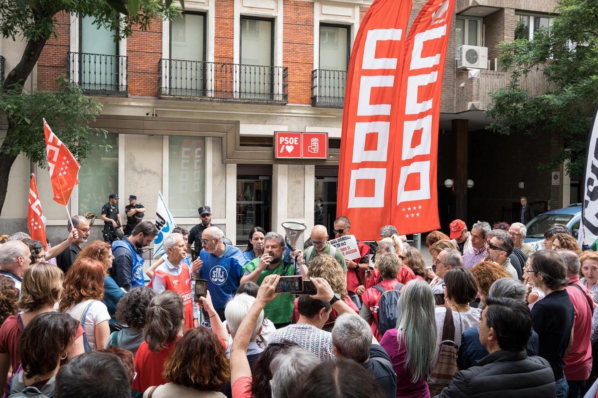 Funcionarios de justicia protestan frente a la sede nacional del PSOE de la calle Génova, a 9 de junio de 2023, en Madrid (España). Los funcionarios de justicia han presentado en la mañana de hoy un escrito en la Fiscalía del Tribunal Supremo contra la mi