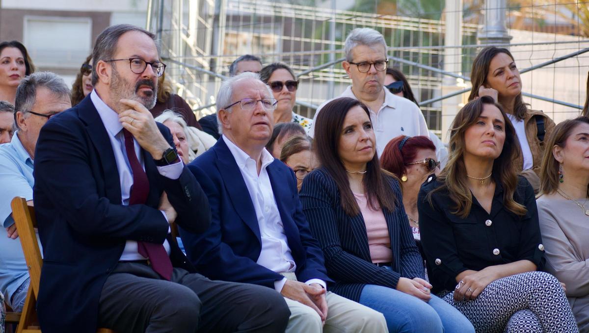 De izquierda a derecha, el delegado del Gobierno, Adolfo Molina, el presidente de Asaenec, Juan Guijo, y la delegada de Derechos Sociales, Irene Aguilera