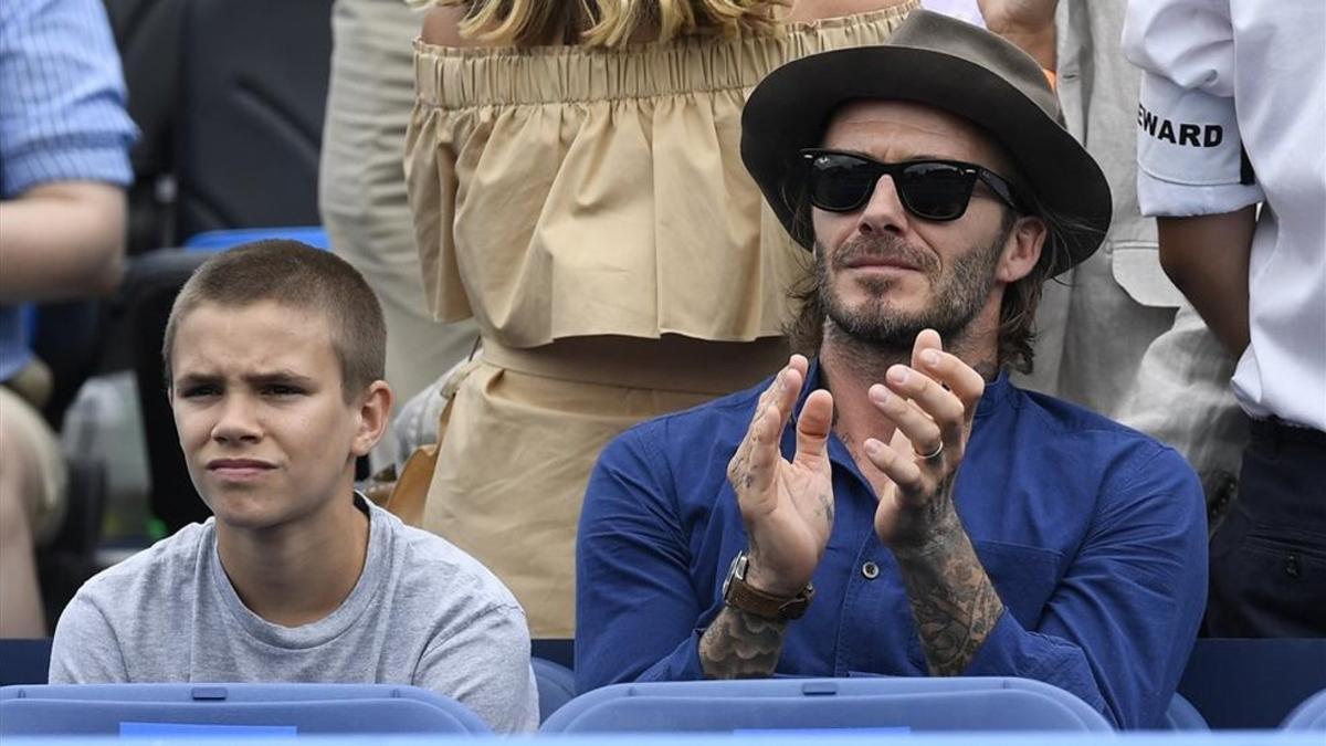 Romeo, junto a su padre, David Beckham, viendo un partido en Queen's