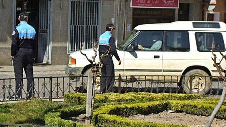 Dos agentes de la Policía Local de Toro se disponen a realizar un control a un vehículo en Santa Marina.