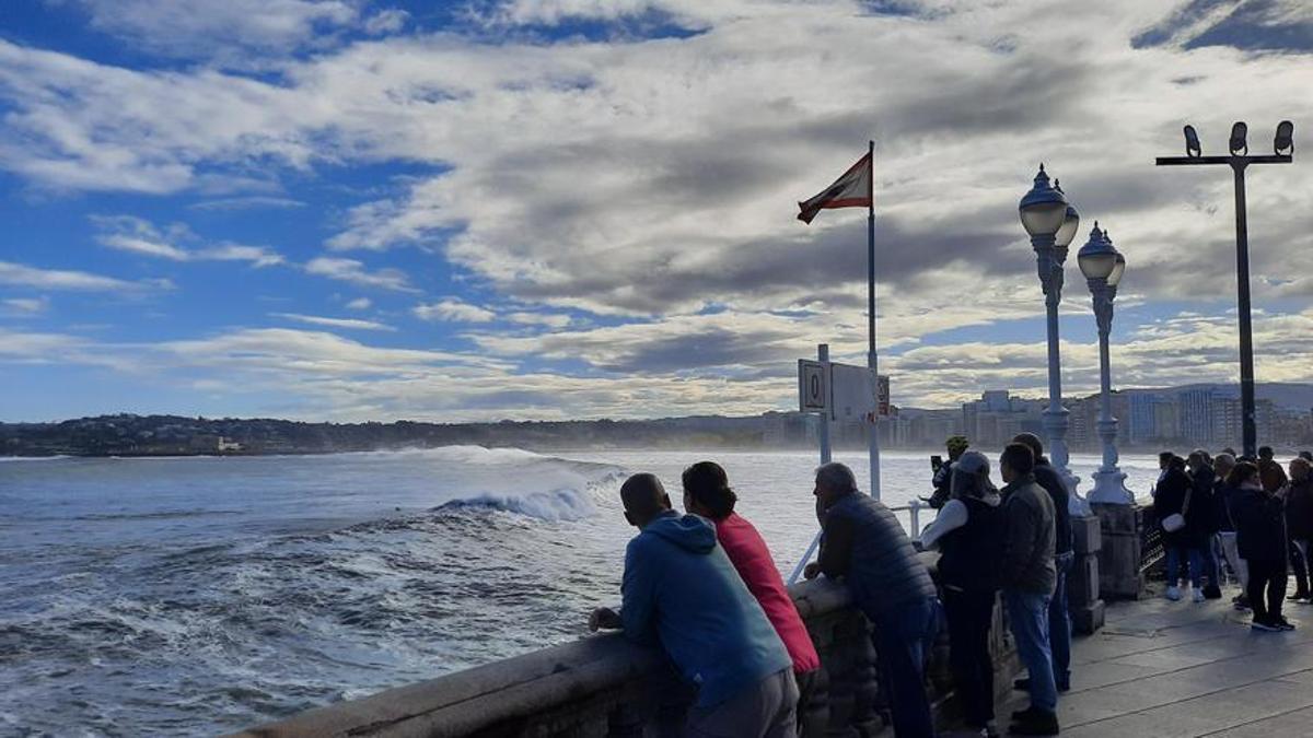 El oleaje en Gijón llama la atención de los viandantes