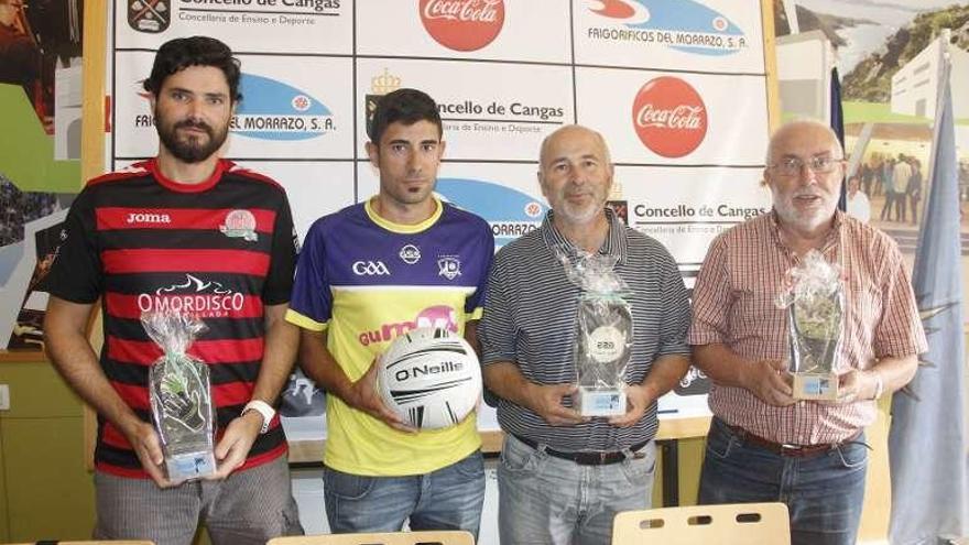 Organizadores, con el trofeo que se pondrá en juego. // Santos Álvarez