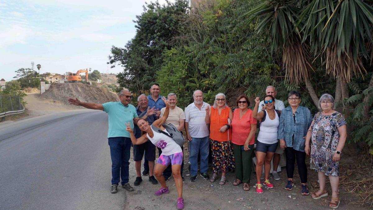 Un grupo de vecinos, la mayoría de Monte Dorado, celebra esta semana el comienzo de las obras.