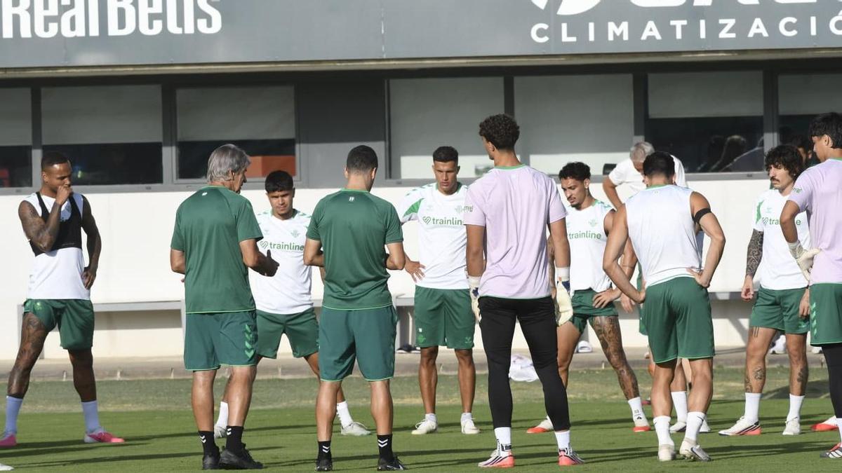 Manuel Pellegrini, durante la charla previa al entrenamiento del Betis en la CD Luis del Sol este miércoles