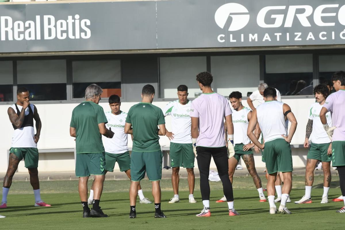 Manuel Pellegrini, durante la charla previa al entrenamiento del Betis en la CD Luis del Sol este miércoles