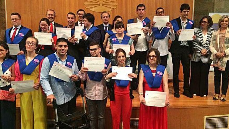 Los quince estudiantes de la promoción de Espazo Compartido, en su graduación.