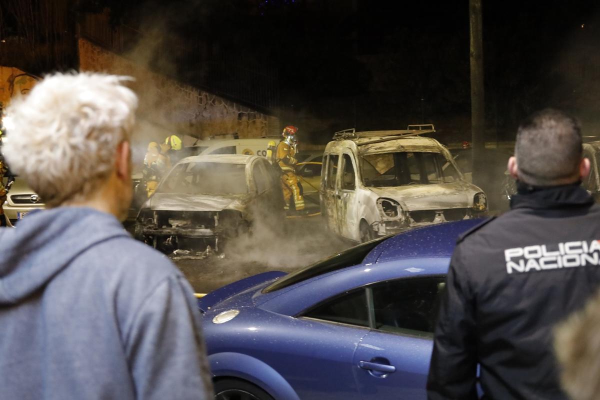 Un incendio en un aparcamiento provoca daños en una docena de coches en Alcoy