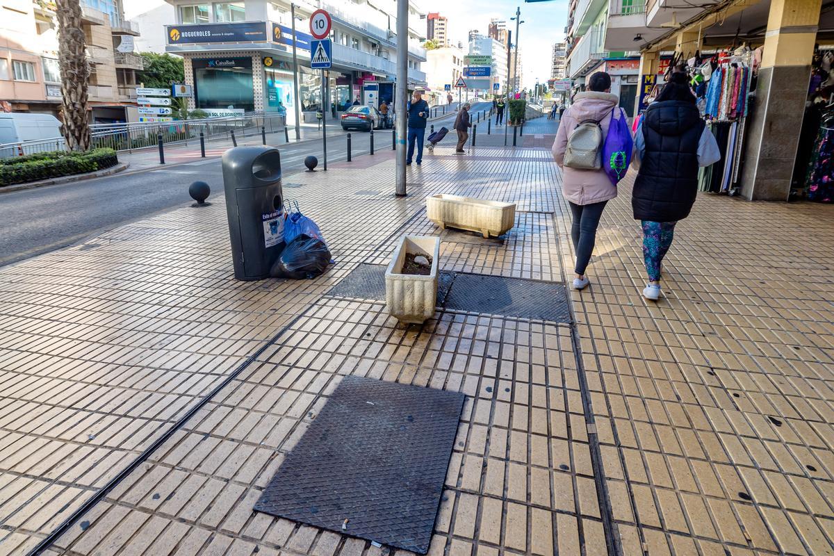 En Emilio Ortuño, bajo el edificio Abril, se han quitado los antiguos depósitos pero eso no ha conseguido que la gente deje de depositar bolsas de basura a cualquier hora del día.