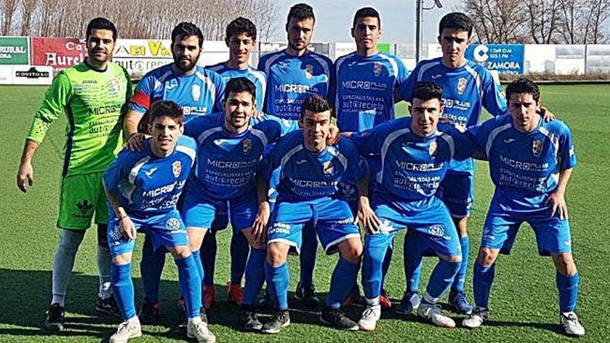 Los jugadores del Villaralbo B posan antes del partido contra el Sporting Zamora.