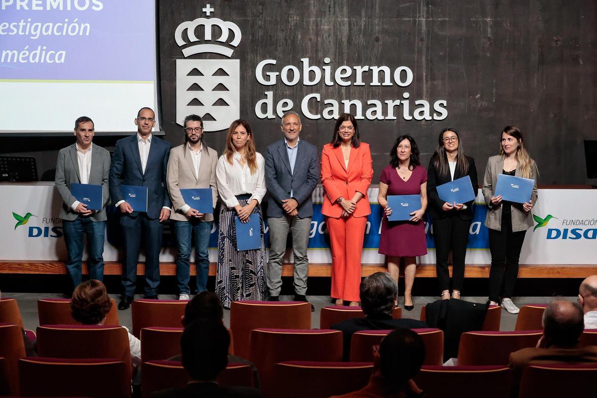 Foto de familia de los investigadores premiados junto a la directora de la Fundación DISA, Sara Mateos.
