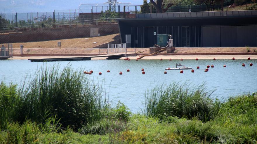 Vista genera d'una part del Llac de l'Agulla de Manresa, que té una capacitat de 200.000 litres