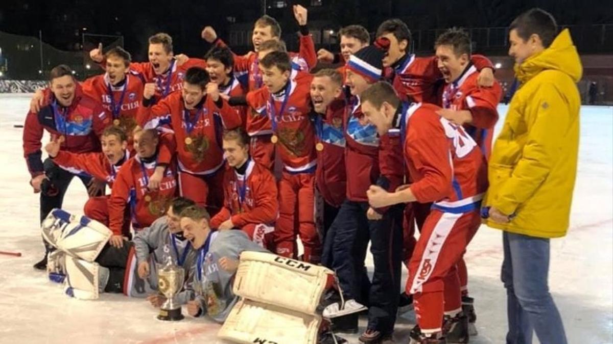 La selección rusa de bandy celebra su victoria en el Mundial sub-19 del año 2020.