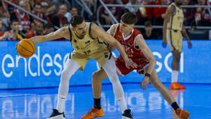 Tomas Satoransky, defendido por Agustín Ubal.