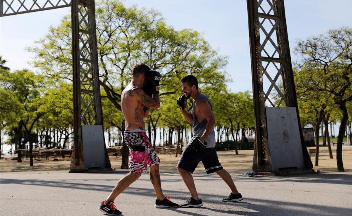 Dos hombres practican boxeo en Barcelona.