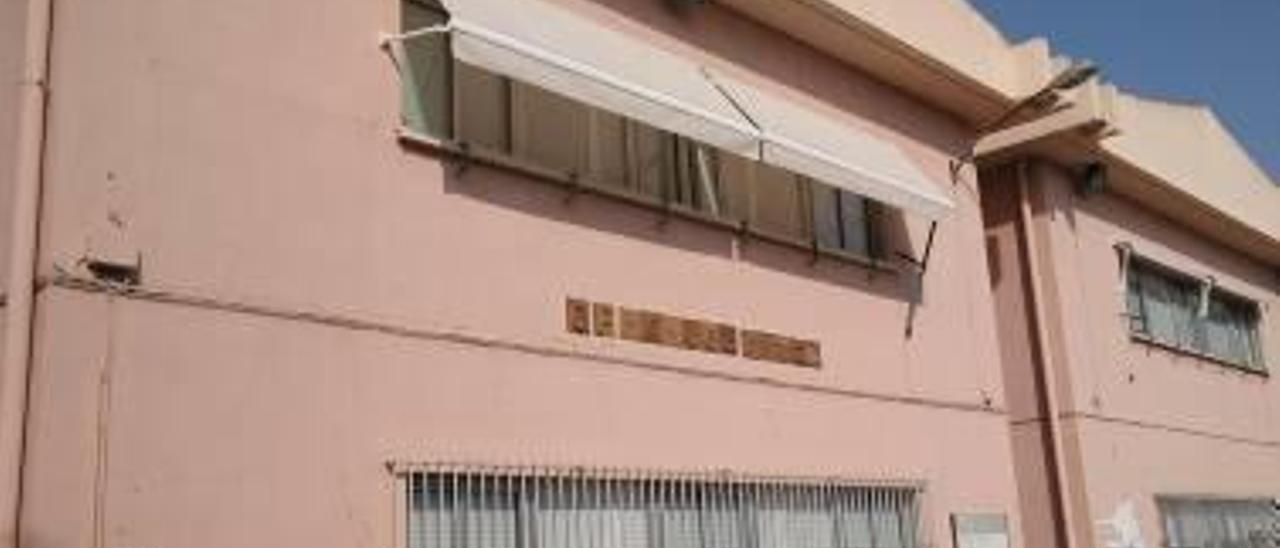 Instalaciones del colegio Manuel Antón, en cuyas cubiertas sigue habiendo placas de amianto.