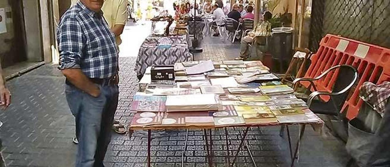 Manolo Alfaro, junto a su mesa de coleccionables.