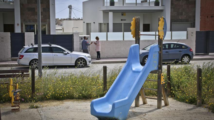 Graves lagunas de seguridad en los parques infantiles de Orihuela Costa