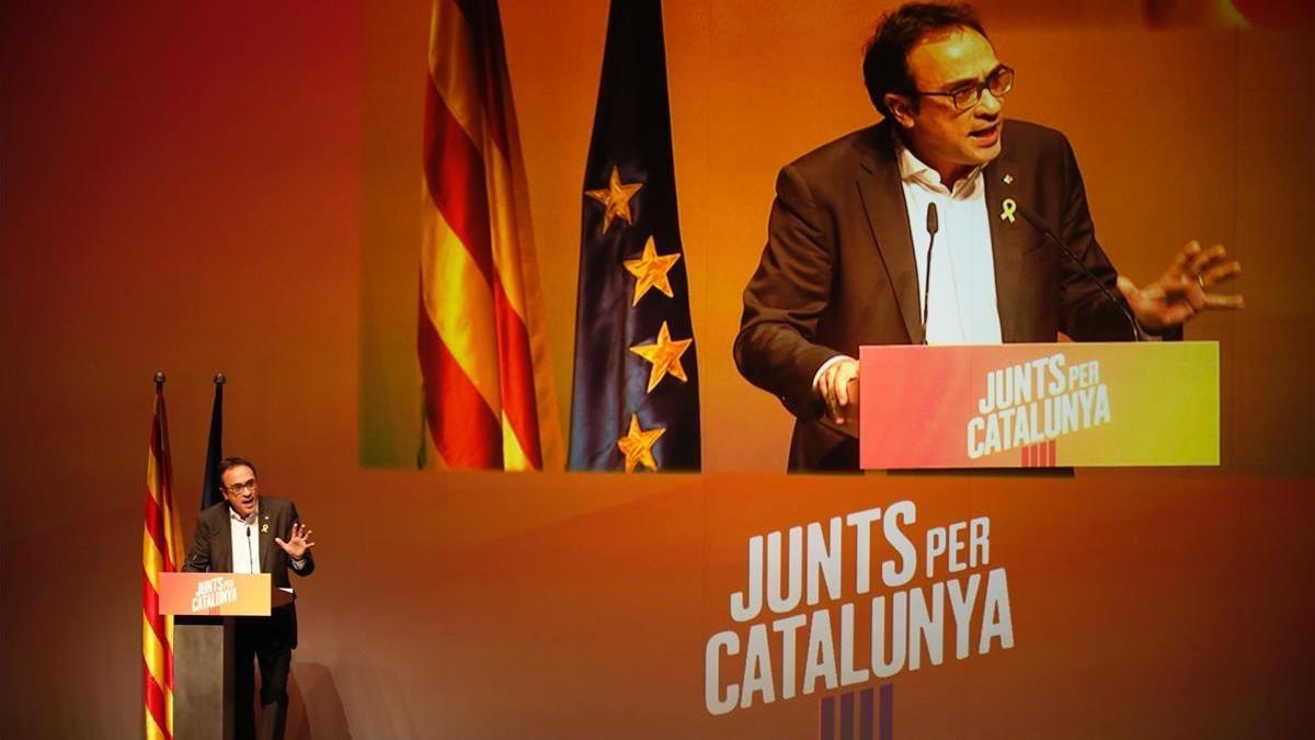 El 'exconseller' Josep Rull interviene en el mitin de Junts per Catalunya de este jueves por la noche en Terrassa.