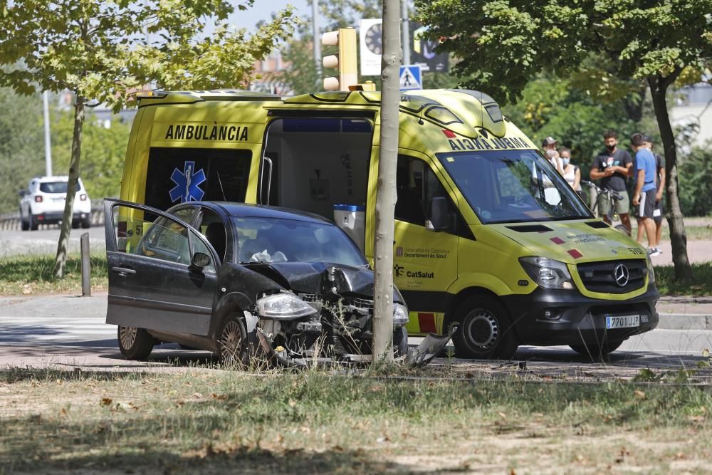 Un cotxe xoca contra un arbre a Girona