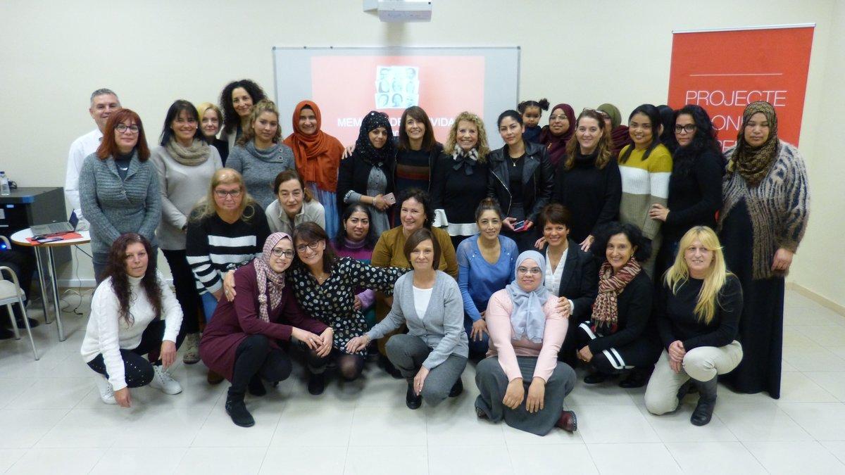 Participantes del programa 'Mujeres por la ocupación' junto a la alcaldesa y la presidenta de Cruz Roja Gavà