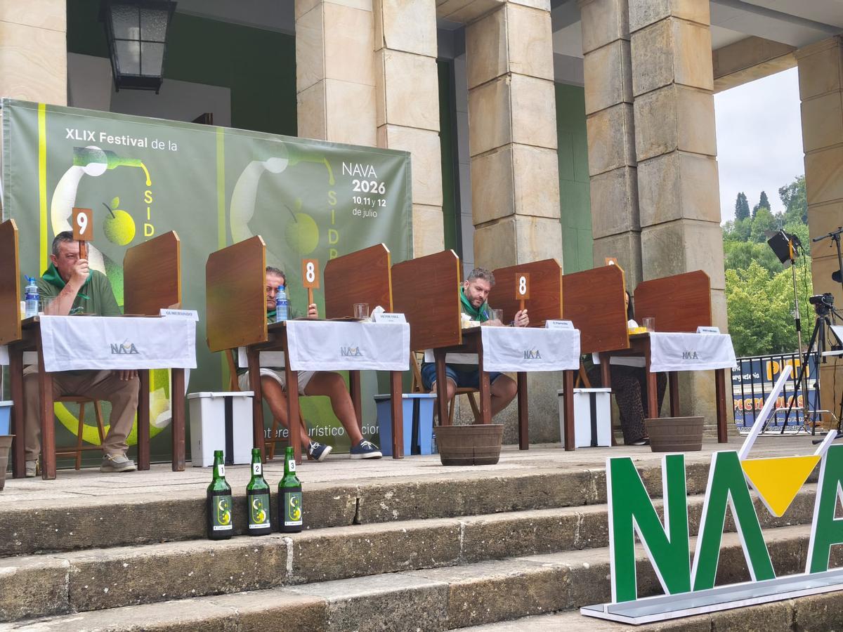Así fue la emocionante y multitudinaria cata a ciegas para elegir la mejor sidra de Asturias en Nava