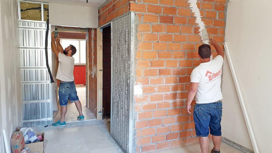 Dos obreros enlos trabajos enuna vivienda.