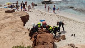 Un padre y su bebé, heridos en un desprendimiento en una playa de Formentera.