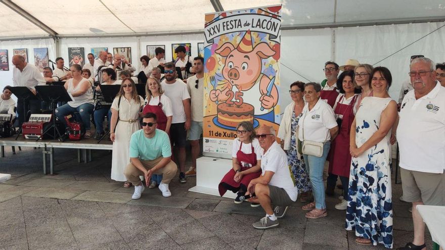 Un instante de la presentación de la Festa do Lacón de Silleda, ayer, en la Praza Juan Salgueiro. | X. P.