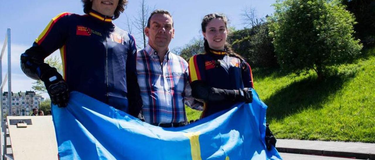 El podio por equipos alevín femenino de las finales regionales de atletismo.