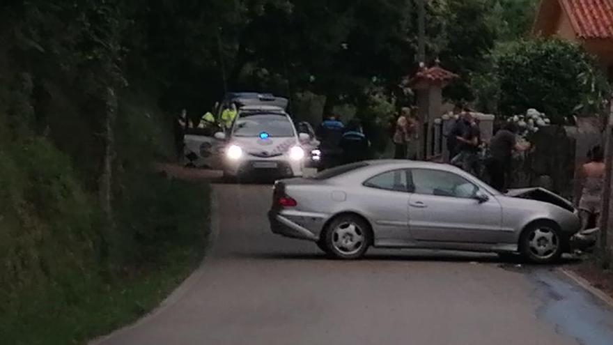 El coche accidentado en el vial de A Fraga en Meira. //Fdv