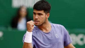ROQUEBRUNE CAP MARTIN (France), 11/04/2025.- Carlos Alcaraz of Spain reacts during his quarterfinal match against Arthur Fils of France at the ATP Monte Carlo Masters tennis tournament in Roquebrune Cap Martin, France, 11 April 2025. (Tenis, Francia, España) EFE/EPA/SEBASTIEN NOGIER