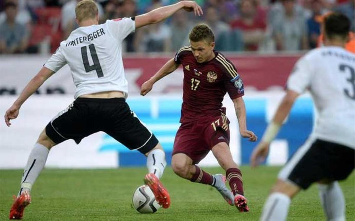 Oleg Shatov, de Rusia, en una acción ante el austríaco Martin Hinteregger, este domingo en el Otkrytie Arena de Moscú