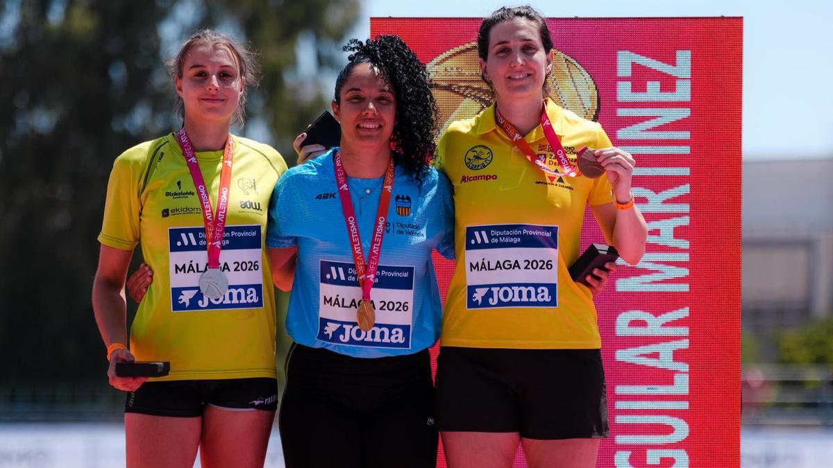 Yulenmis Aguilar, en el centro, posa con su medalla de oro en el podio del Campeonato de España.