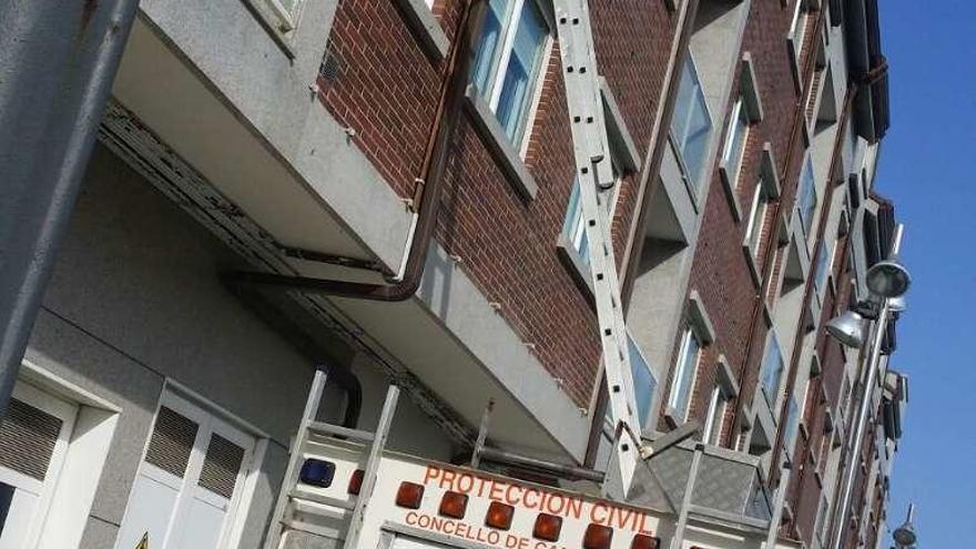 Escalera desplegada ante el edificio donde se produjo el rescate. /Fdv