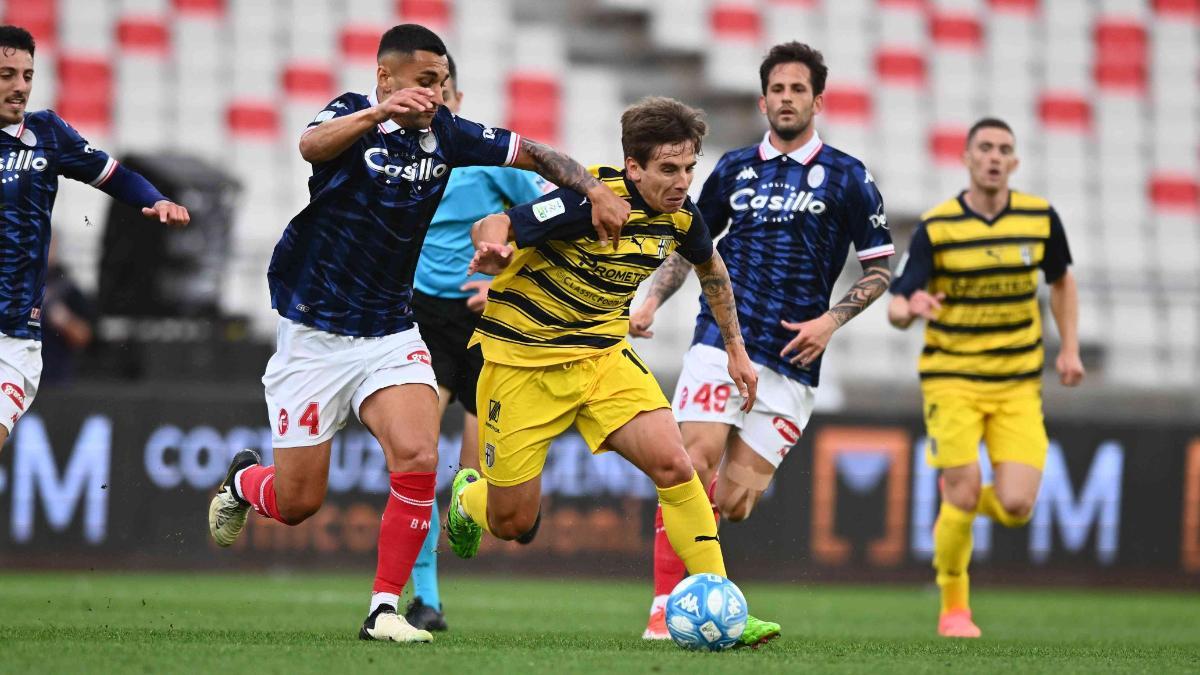 Adrián Bernabé, futbolista del Parma, ante el Bari