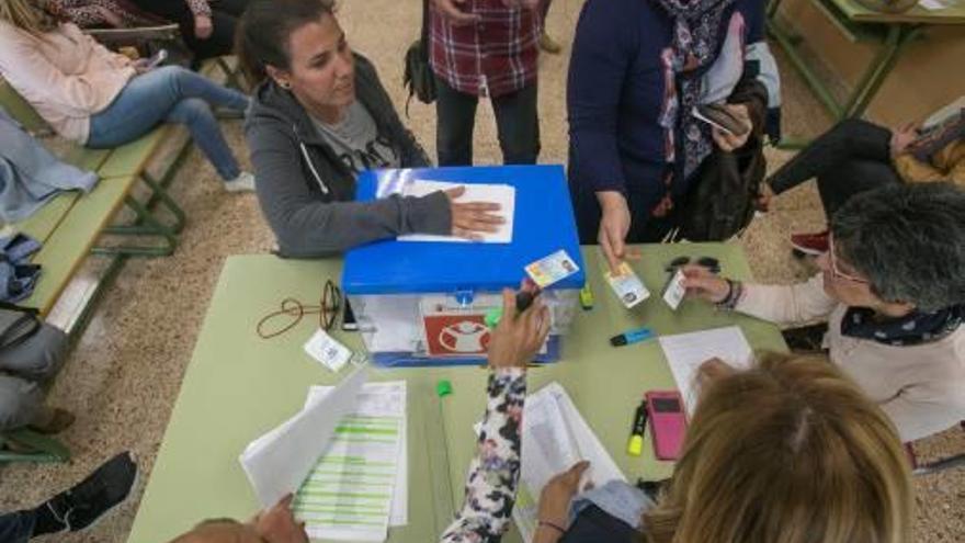 Votación por la jornada en un colegio de Alicante.