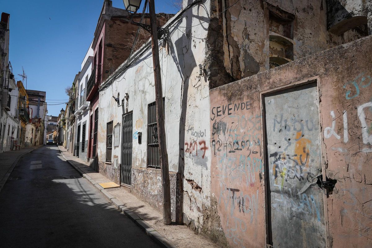 Un poste en la calle Luis de Morales.