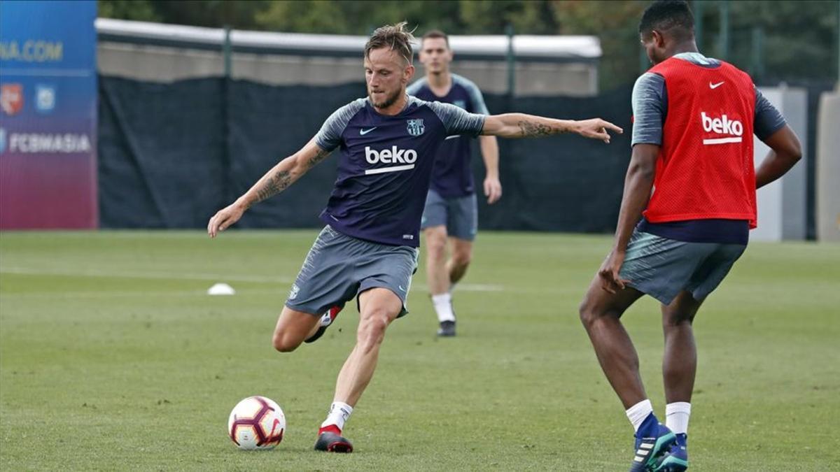 Rakitic sigue entrenando fuerte con el Barça mientras medita su futuro